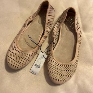 Women’s light pink flats from NY&C